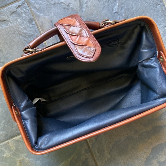 Vintage Giani Bernini Navy Blue/Warm Brown Leather Doctor’s Handbag - Picture 5 of 6